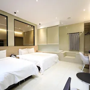 מלון Almond Station